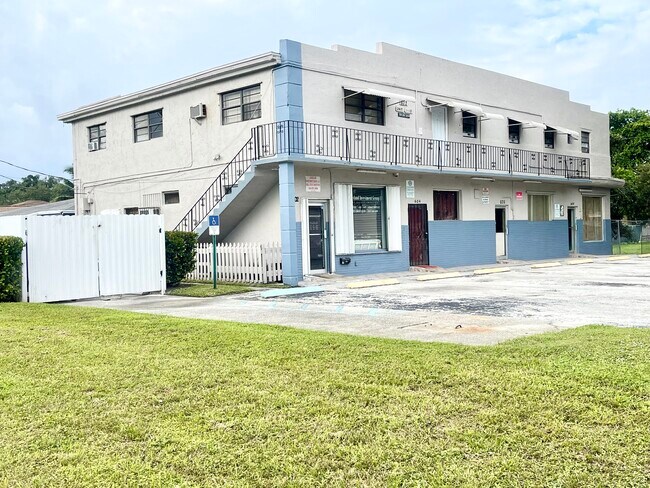 Plus de détails pour 602-608 NW 1st St, Dania, FL - Multi-résidentiel à vendre