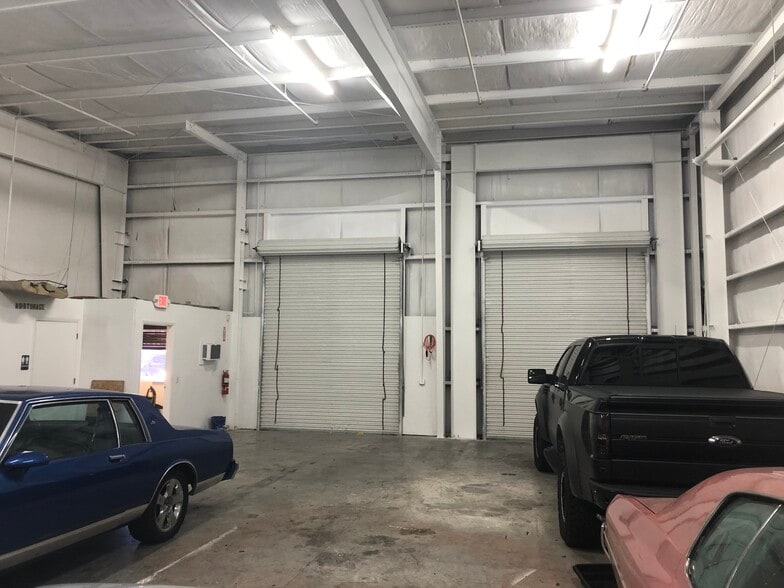 843 W 13th Ct, Riviera Beach, FL for lease - Building Photo - Image 3 of 9