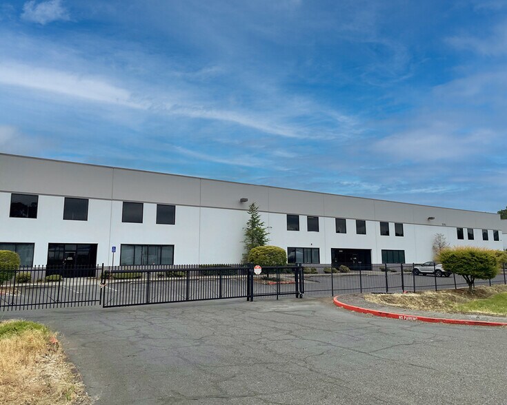 3302 NW Marine Dr, Troutdale, OR à louer - Photo du bâtiment - Image 3 de 5