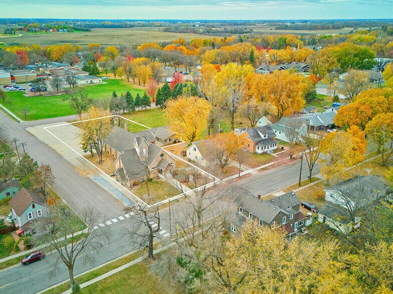 410 1st St N, Winsted, MN à vendre - Photo du bâtiment - Image 3 de 41