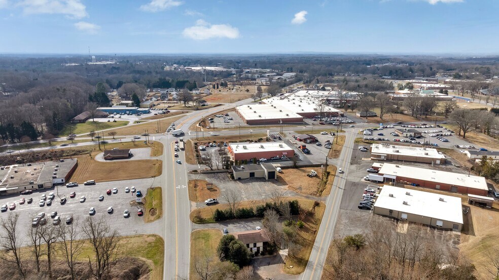 105 Rock Barn Rd NE, Conover, NC à vendre - Photo du bâtiment - Image 2 de 33