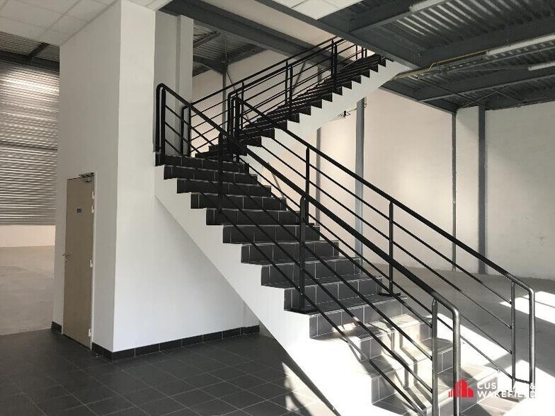Flex in Saint-Jean-d'Illac for lease - Interior Photo - Image 2 of 6