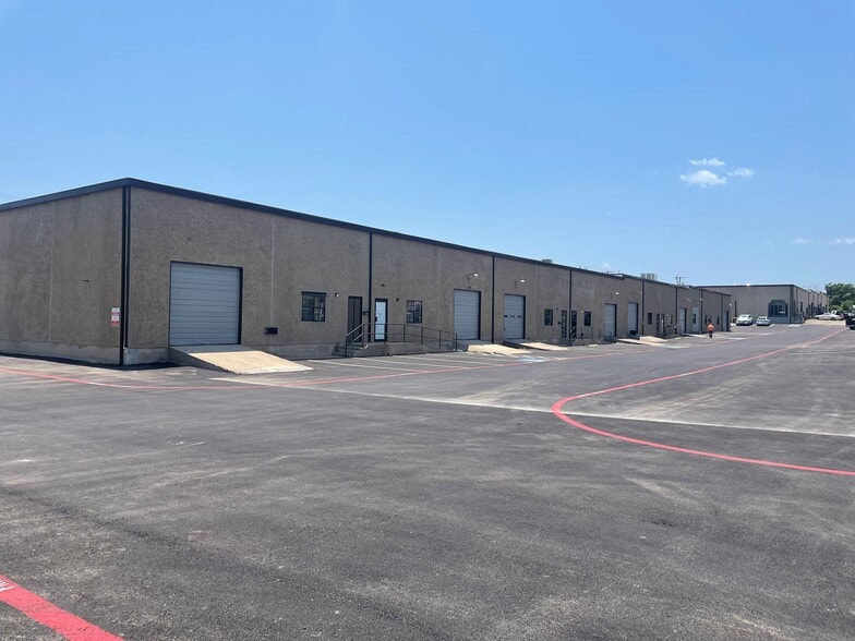 3417 Raider Dr, Hurst, TX for lease - Primary Photo - Image 1 of 1