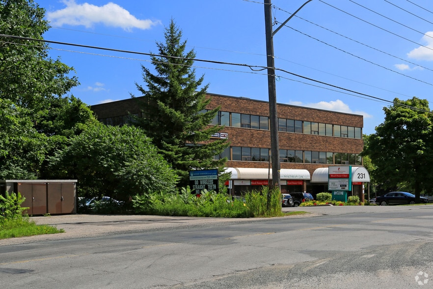 231 Bayview Dr, Barrie, ON à louer - Photo du bâtiment - Image 2 de 5