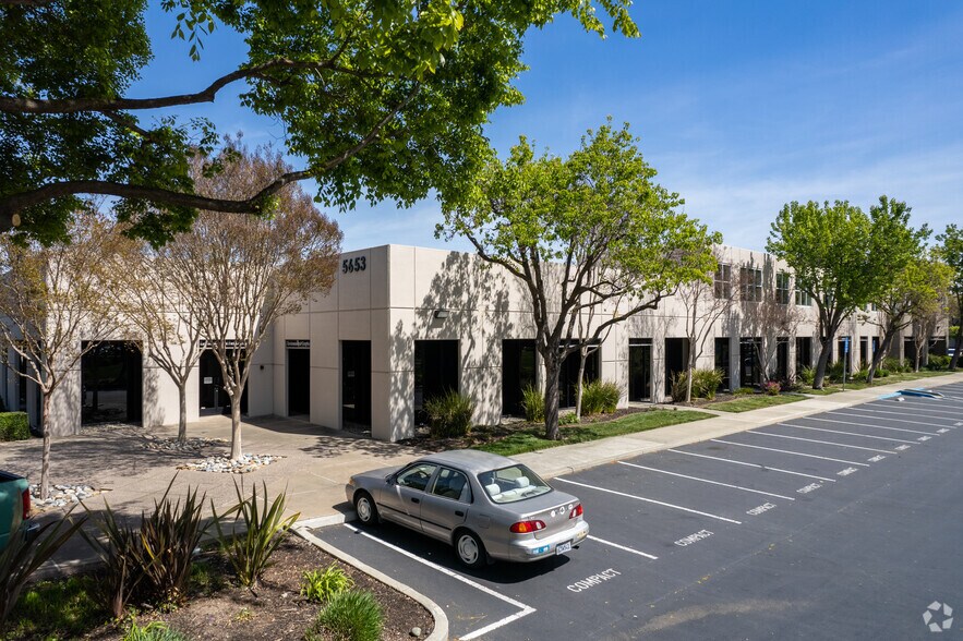 5673 W Las Positas Blvd, Pleasanton, CA à louer - Photo du bâtiment - Image 2 de 7
