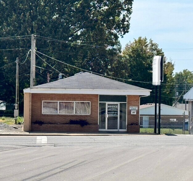 207 E Gaines St, Lawrenceburg, TN à vendre - Photo du bâtiment - Image 1 de 10