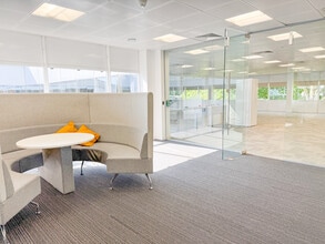 Sunrise Pky, Milton Keynes à louer Photo du bâtiment- Image 1 de 3