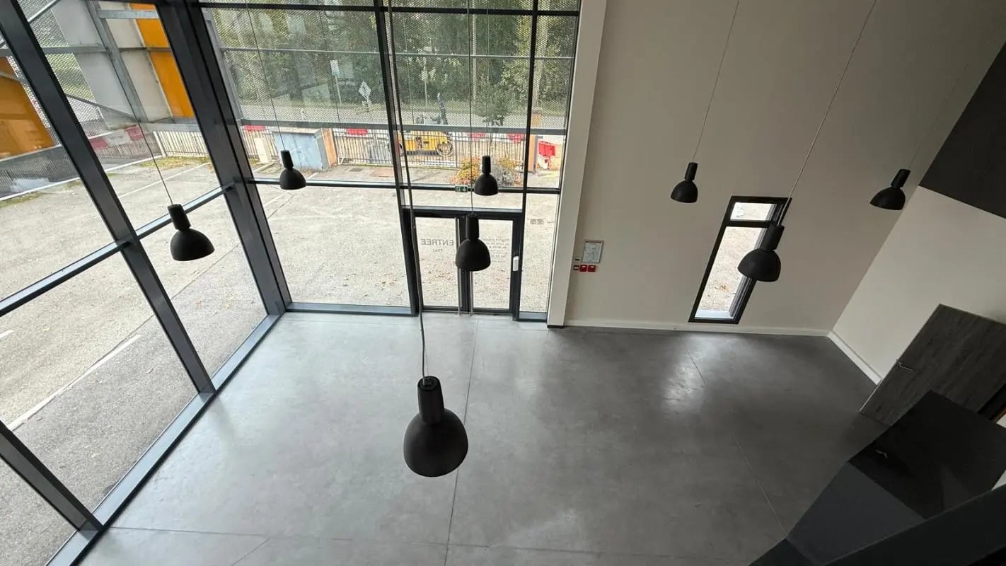 Flex in Saint-Denis-lès-Bourg for lease Interior Photo- Image 1 of 28