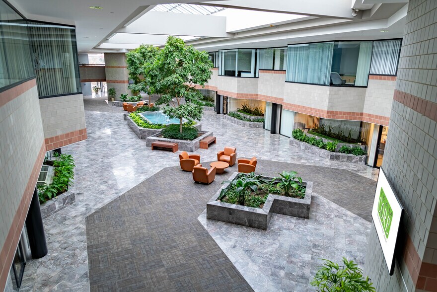 691 N Squirrel Rd, Auburn Hills, MI à louer - Photo du bâtiment - Image 2 de 34