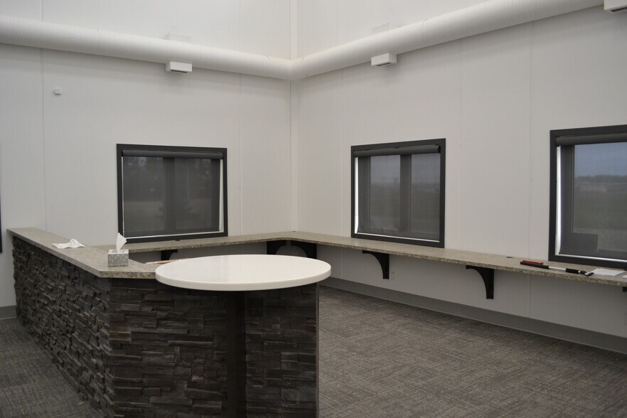 70 Queens Dr, Red Deer County, AB à vendre - Photo du bâtiment - Image 2 de 18