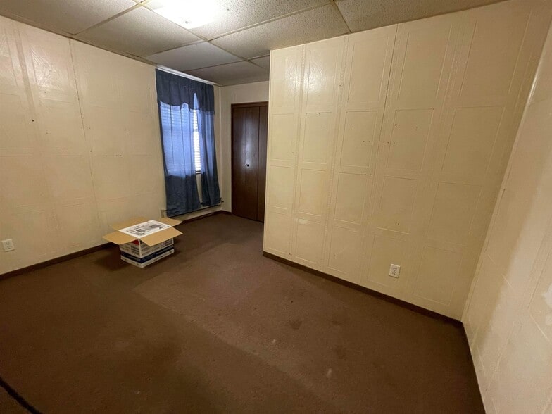 1 S Frederick Ave, Oelwein, IA for sale - Interior Photo - Image 3 of 25