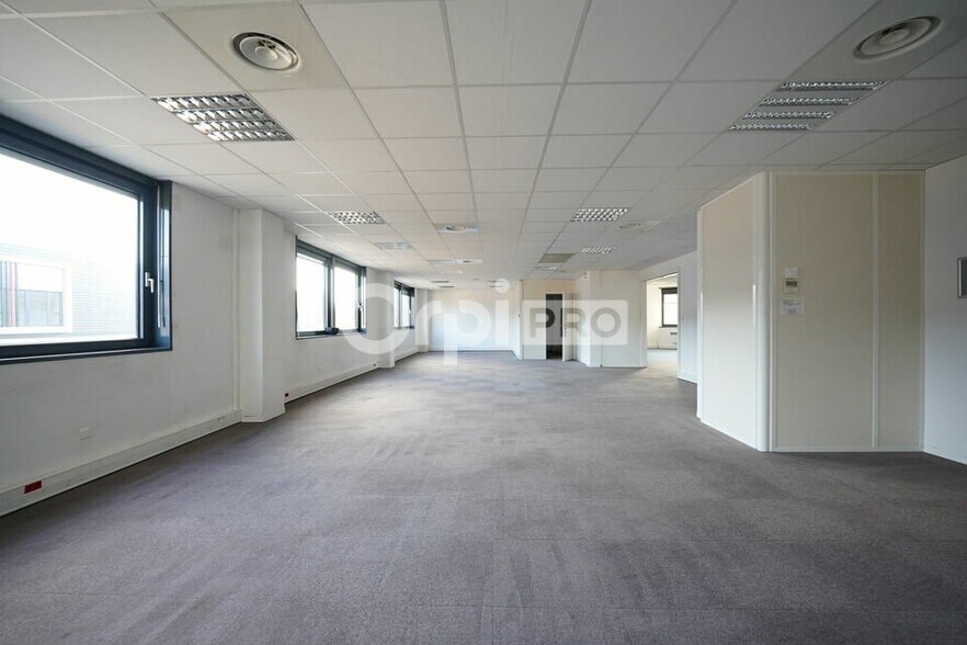 6 Rue De Bretagne, Saint-Quentin-Fallavier for lease - Interior Photo - Image 1 of 12