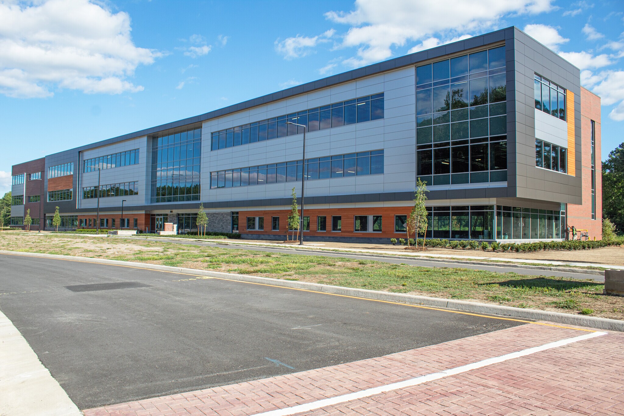 800 Tech Center Pkwy, Newport News, VA for lease Primary Photo- Image 1 of 9