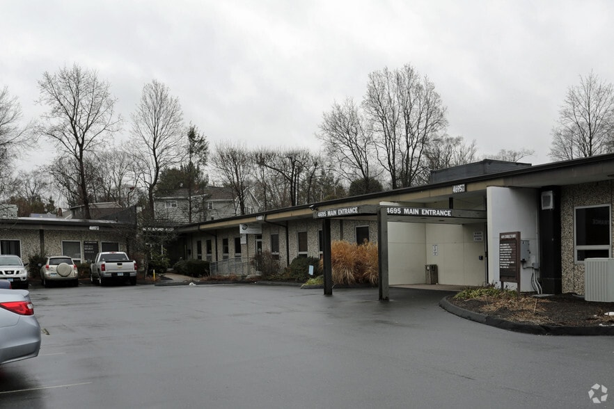 4695-4697 Main St, Bridgeport, CT à louer - Photo du bâtiment - Image 3 de 3