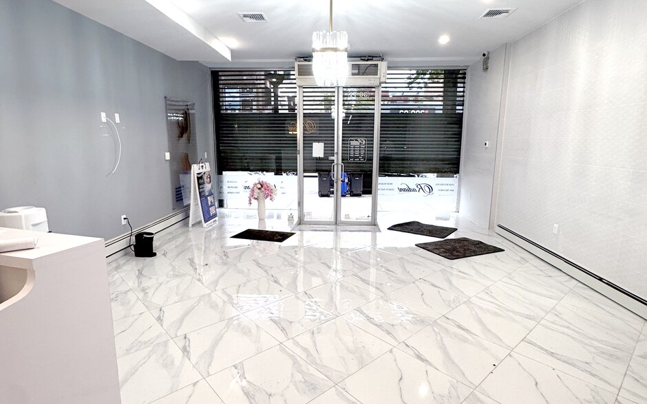 30-71 Steinway St, Astoria, NY for lease - Building Photo - Image 2 of 4