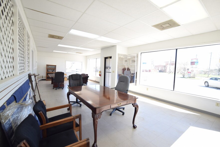 2 N Greenwood Ave, Ware Shoals, SC à vendre - Photo intérieure - Image 2 de 17