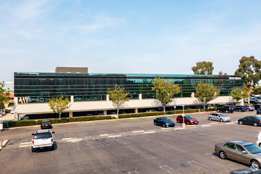 17742 Beach Blvd, Huntington Beach, CA for lease - Primary Photo - Image 1 of 8