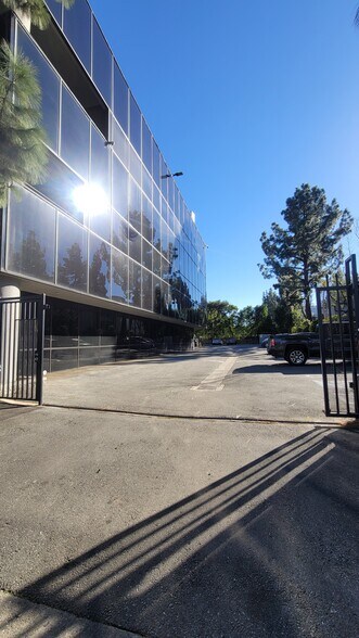 17742-17750 Sherman Way, Reseda, CA à louer - Photo du bâtiment - Image 3 de 24