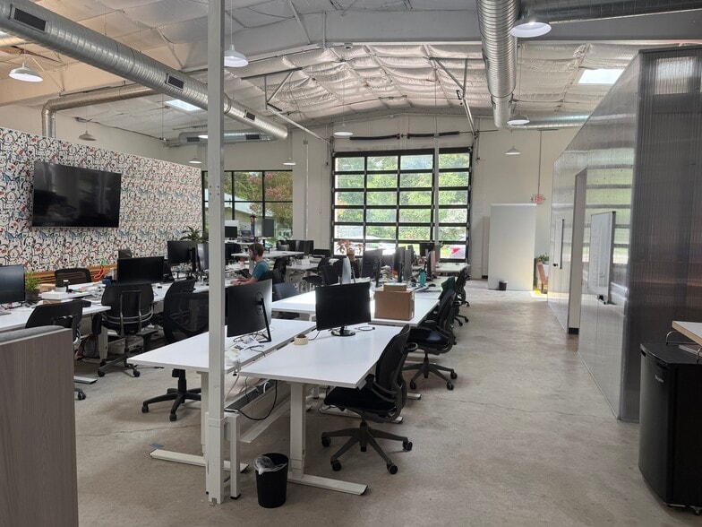 2400 E Cesar Chavez St, Austin, TX for lease - Building Photo - Image 3 of 19