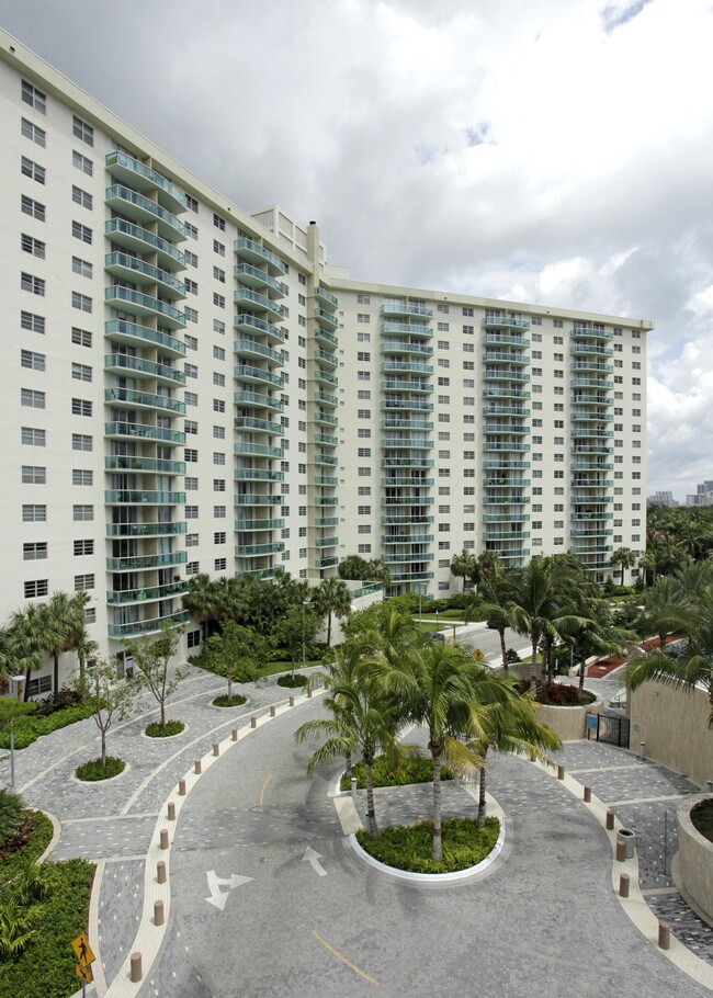 Plus de détails pour 19370 Collins Ave, Sunny Isles Beach, FL - Multi-résidentiel à vendre