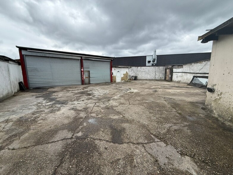 57 Endsleigh Rd, Southall for sale - Building Photo - Image 2 of 11