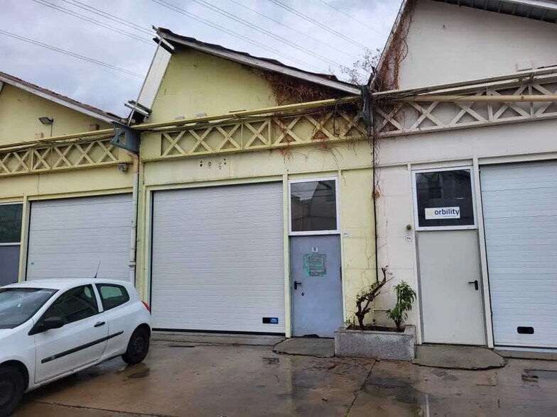 Bureau dans Vénissieux à louer - Photo du bâtiment - Image 3 de 4