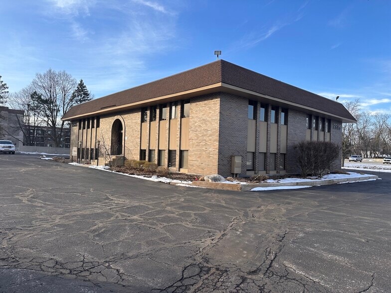 2335 Burton St Se, Grand Rapids, MI for lease - Building Photo - Image 3 of 11