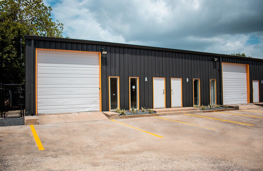 9050 Emnora Ln, Houston, TX à louer - Photo du bâtiment - Image 3 de 9