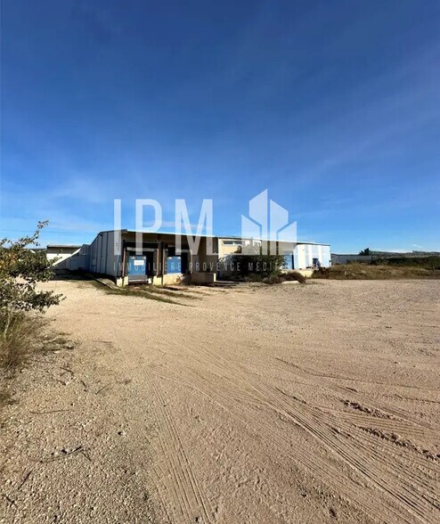 Local d'activités dans Lançon-Provence à vendre - Photo du bâtiment - Image 2 de 5