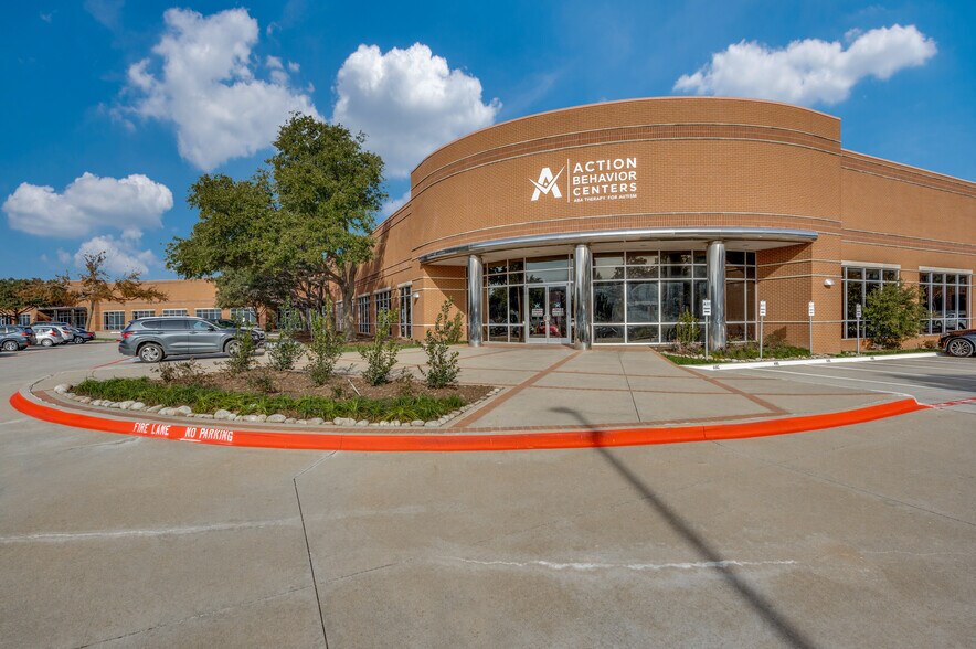 4240 International Pky, Carrollton, TX à louer - Photo du bâtiment - Image 2 de 13