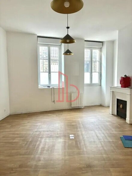 Office in Bordeaux for lease - Interior Photo - Image 1 of 5