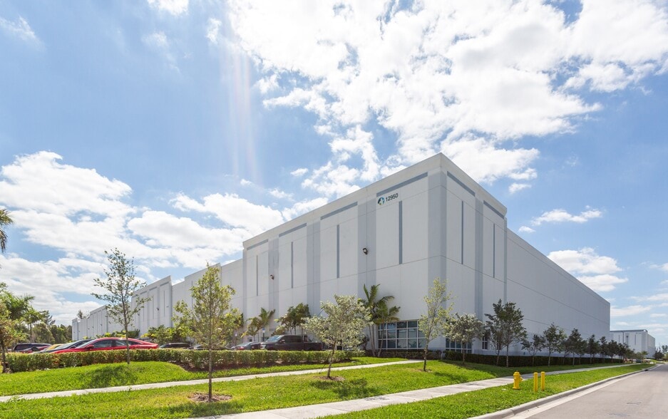 12950 NW 17th St, Miami, FL for lease - Building Photo - Image 2 of 4