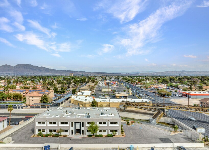 3120 E Desert Inn Rd, Las Vegas, NV à louer - Photo du bâtiment - Image 1 de 11