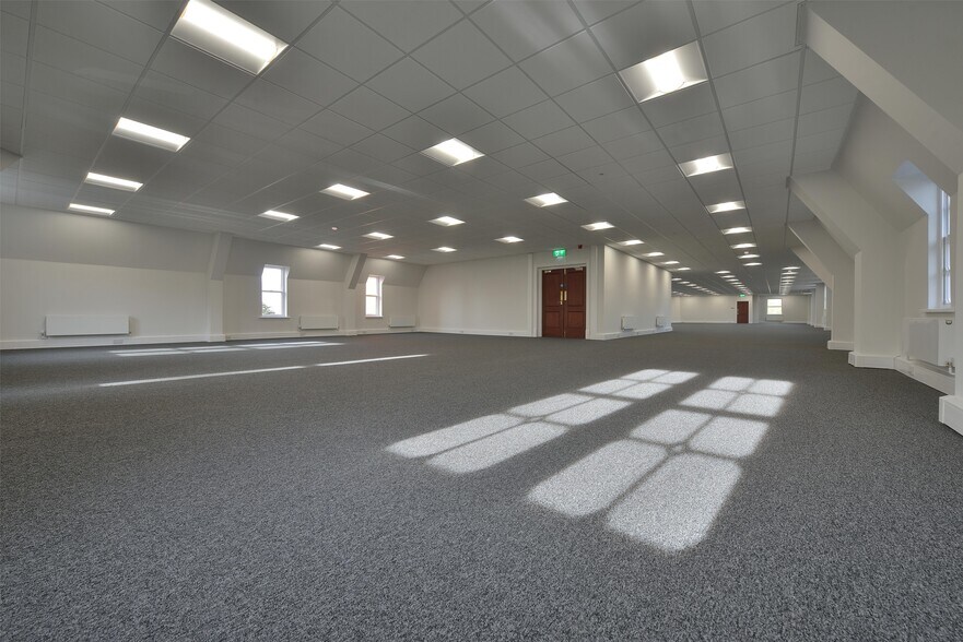 Wilmslow Rd, Alderley Edge à louer - Photo du bâtiment - Image 3 de 8