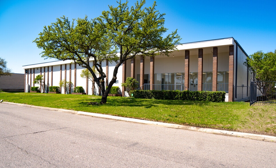 9121 King Arthur Dr, Dallas, TX for sale - Building Photo - Image 2 of 10