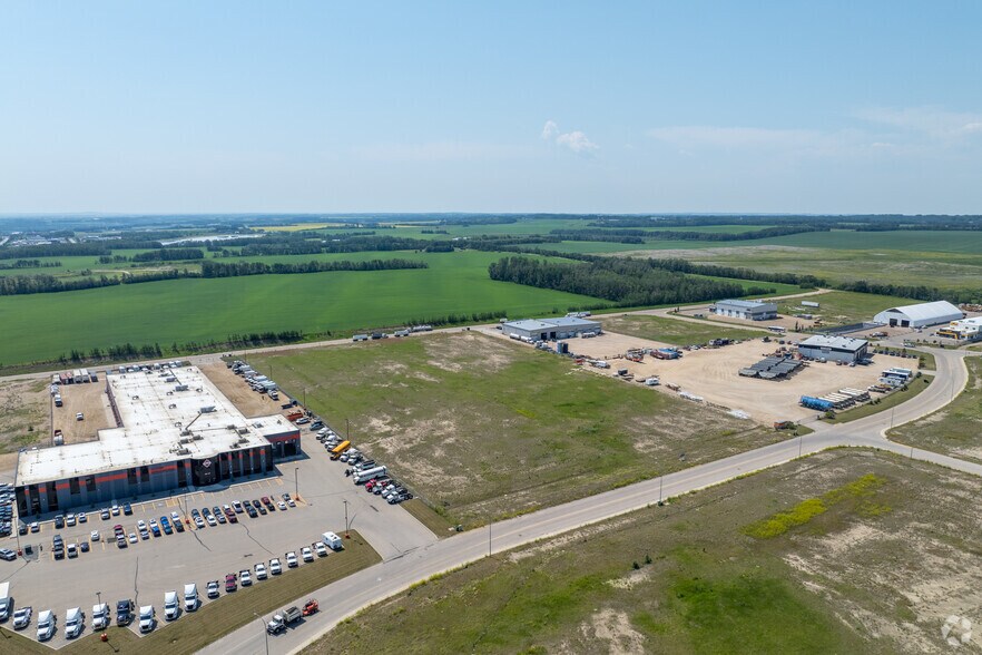 7750 79 St, Red Deer, AB à vendre - Aérien - Image 2 de 2