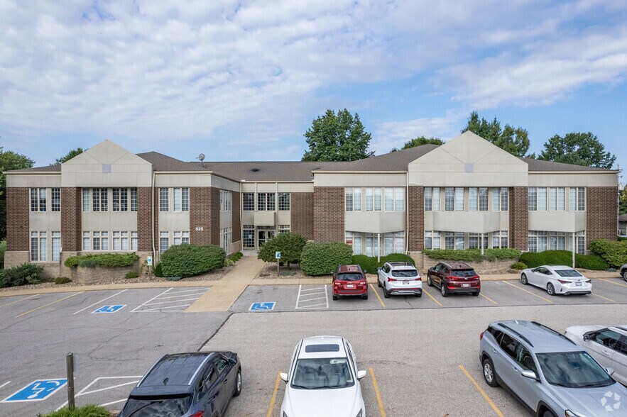 525 N Cleveland-Massillon Rd, Akron, OH à louer - Photo du bâtiment - Image 2 de 7