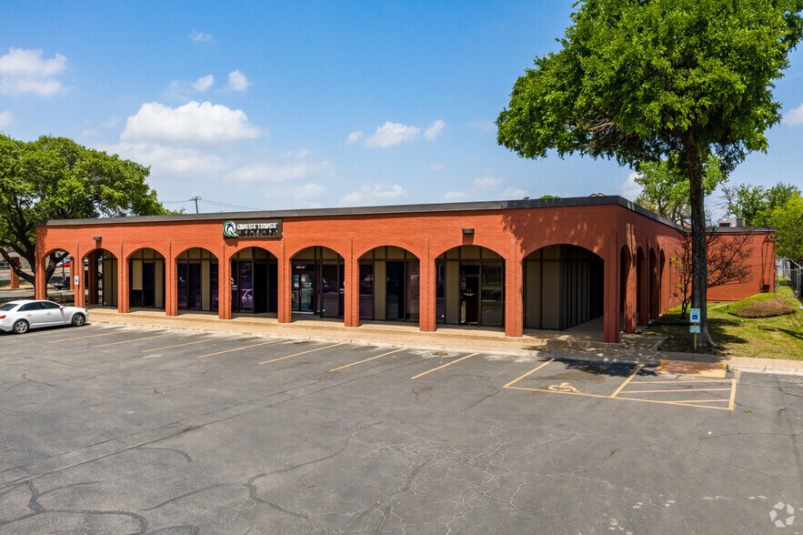 100 E Anderson Ln, Austin, TX à louer - Photo du bâtiment - Image 1 de 10