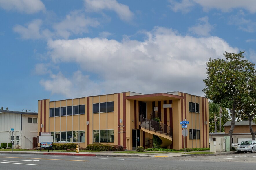 2000 E Chapman Ave, Fullerton, CA à louer - Photo du bâtiment - Image 3 de 21