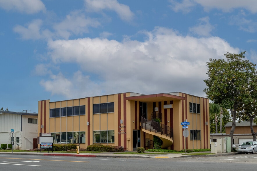 2000 E Chapman Ave, Fullerton, CA à louer - Photo du bâtiment - Image 3 de 21