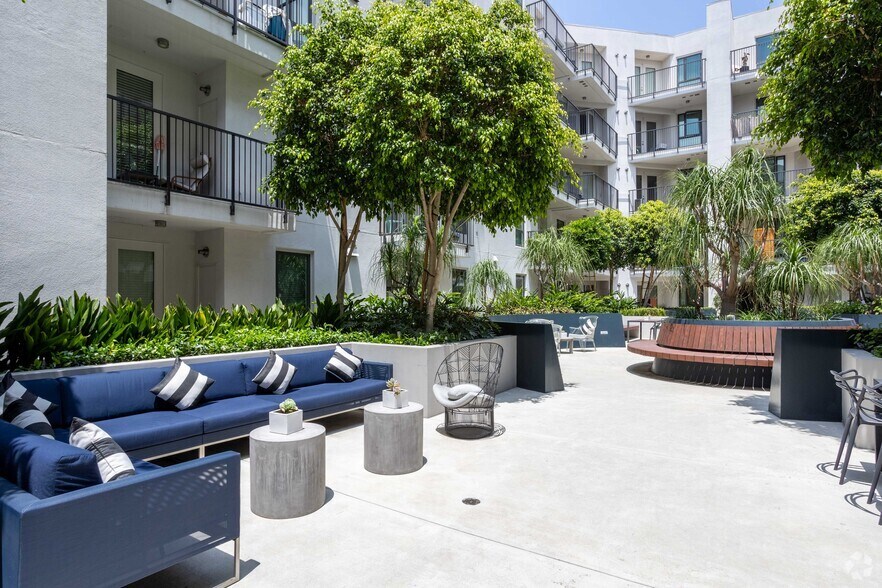 687 S Hobart Blvd, Los Angeles, CA à louer - Photo du bâtiment - Image 2 de 13