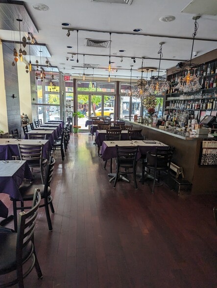 662 9th Ave, New York, NY for lease - Building Photo - Image 2 of 5