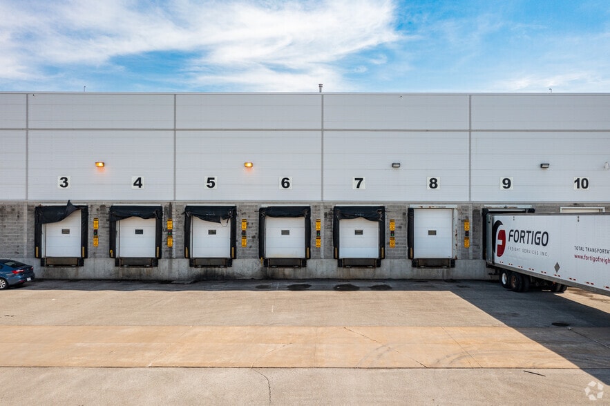 9393 Boul Métropolitain E, Montréal, QC à louer - Photo du bâtiment - Image 3 de 7