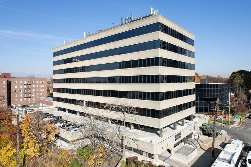 2125 Center Ave, Fort Lee, NJ à louer - Photo du bâtiment - Image 2 de 6