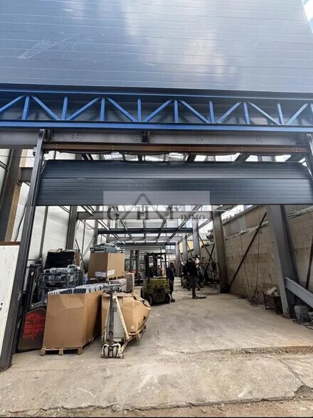 Industriel dans Villeneuve-la-Garenne à louer - Photo du bâtiment - Image 2 de 4