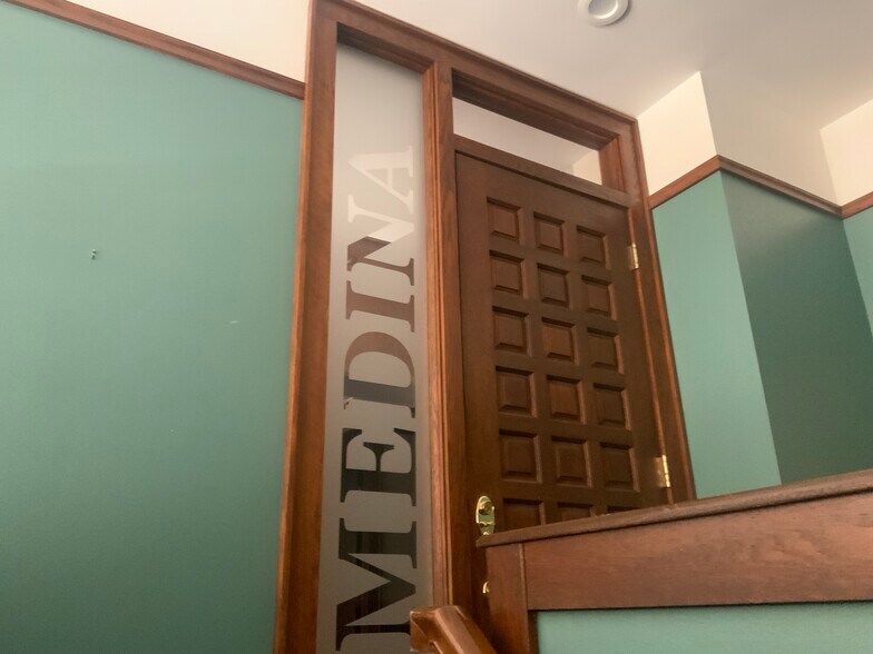 211 S Court St, Medina, OH à louer - Photo du bâtiment - Image 2 de 11