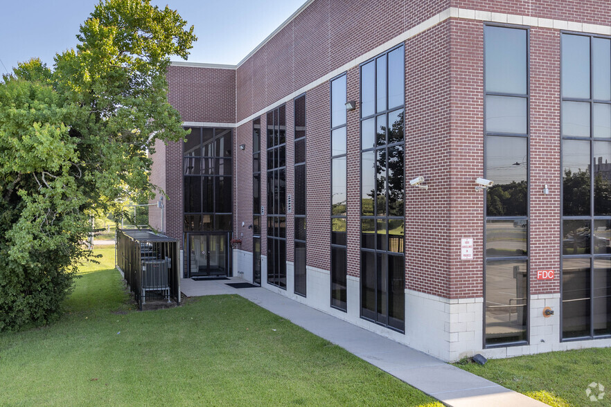 8511 S Sam Houston Pky E, Houston, TX for lease - Building Photo - Image 3 of 7