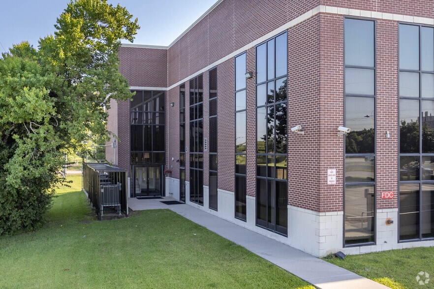 8511 S Sam Houston Pky E, Houston, TX à louer - Photo du bâtiment - Image 3 de 7