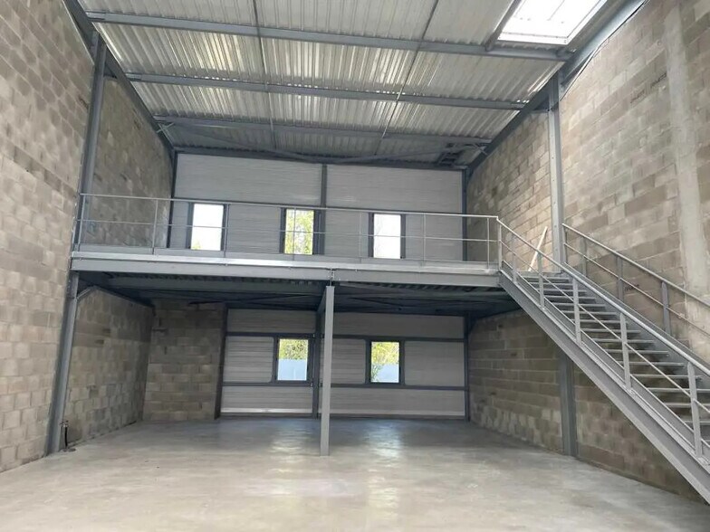 Local d'activités dans Saint-Genis-Laval à vendre - Photo du bâtiment - Image 2 de 24