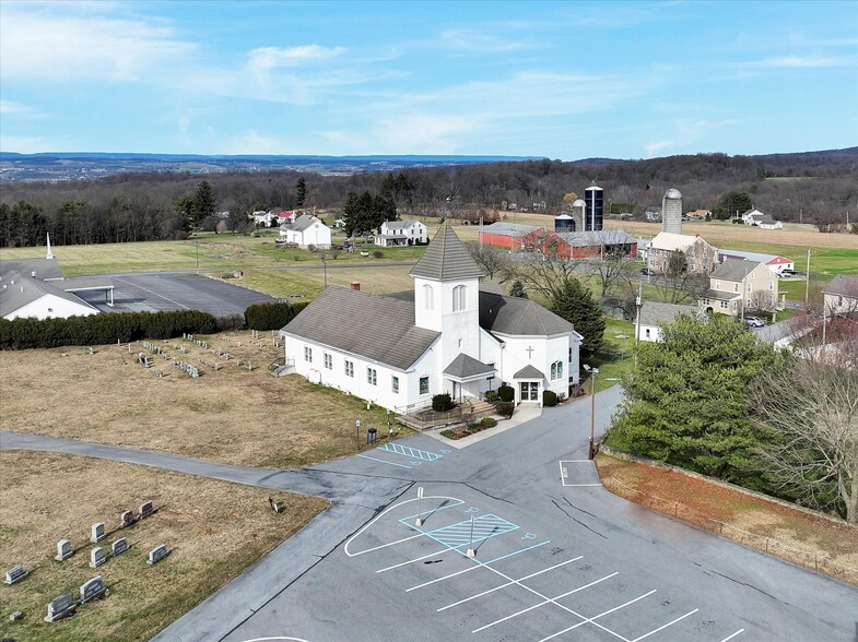 27 Lyons Rd, Fleetwood, PA à vendre - Photo principale - Image 1 de 68